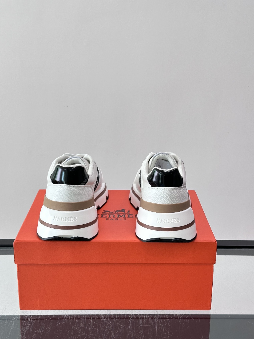 👟Hermès 运动鞋，采用牛皮鞋面 侧面“H”标志超有辨识度✨。橡胶鞋底抓地力强，穿着舒适，日常或轻运动都OK！后跟皮