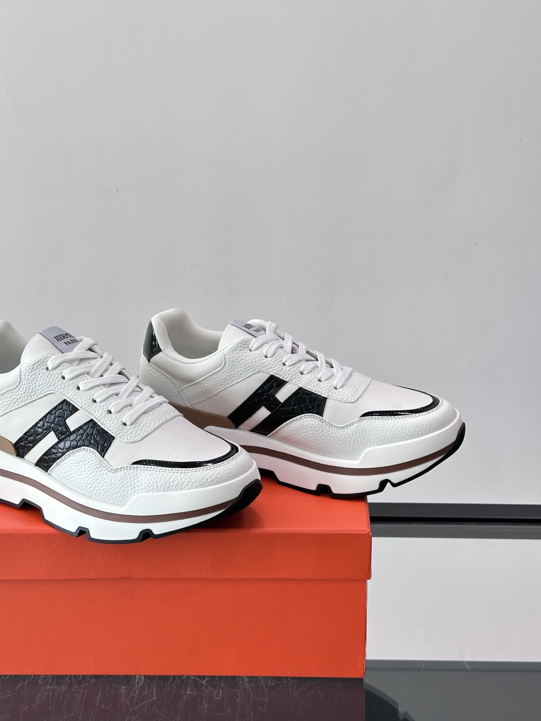 👟Hermès 运动鞋，采用牛皮鞋面 侧面“H”标志超有辨识度✨。橡胶鞋底抓地力强，穿着舒适，日常或轻运动都OK！后跟皮