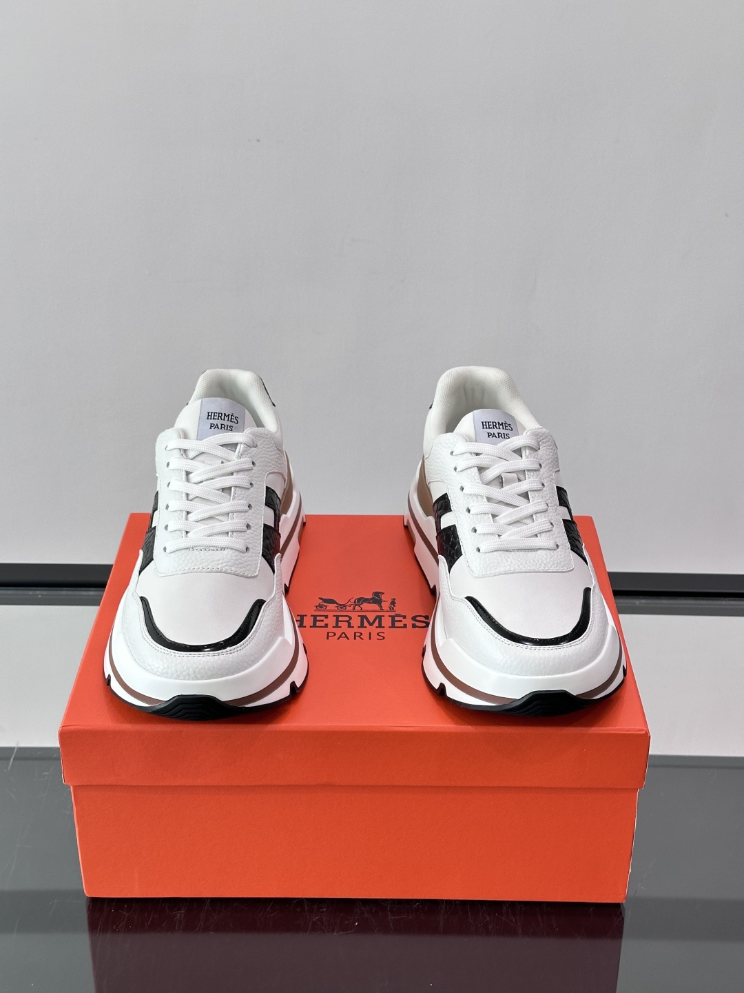 👟Hermès 运动鞋，采用牛皮鞋面 侧面“H”标志超有辨识度✨。橡胶鞋底抓地力强，穿着舒适，日常或轻运动都OK！后跟皮