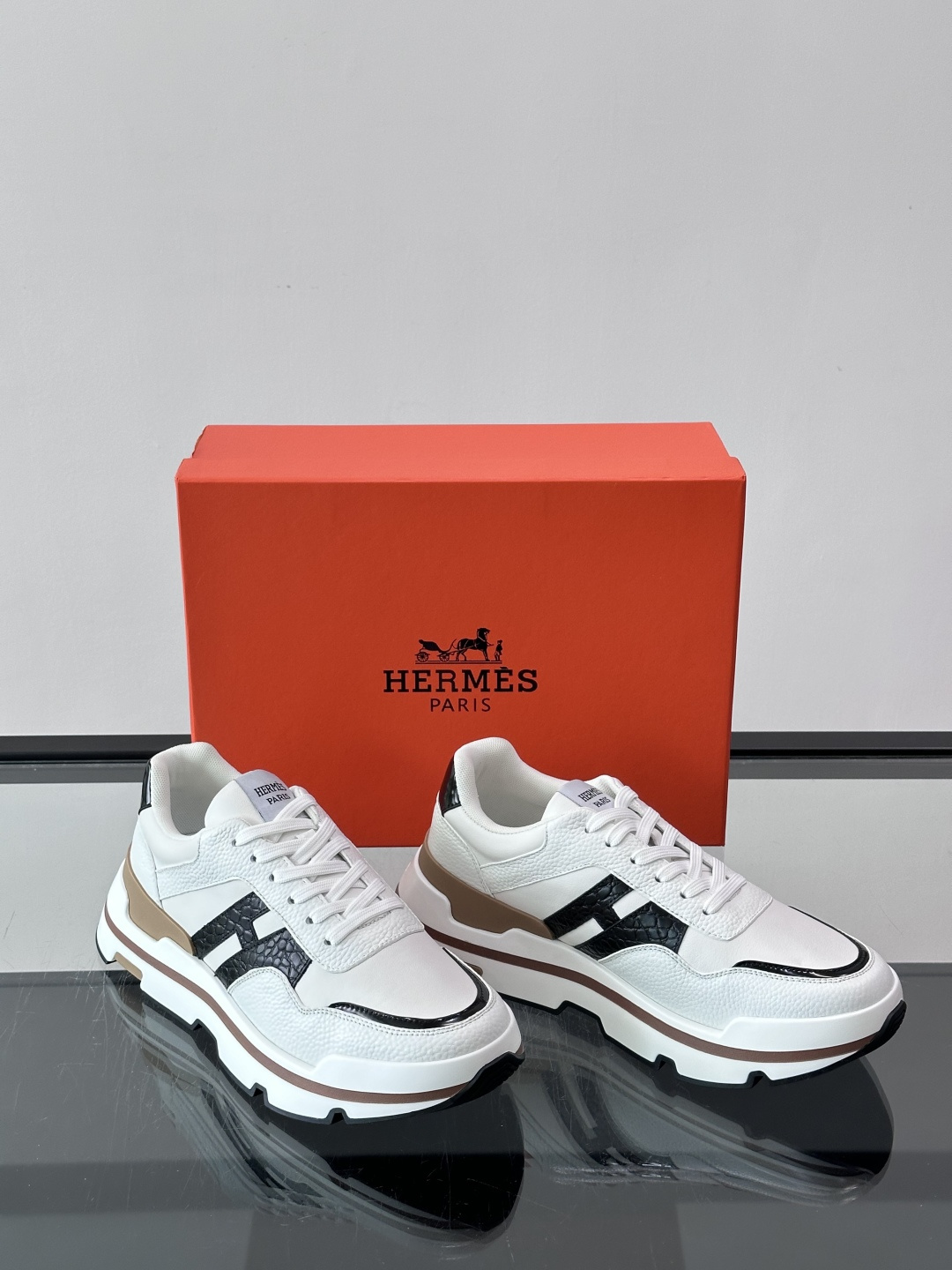 👟Hermès 运动鞋，采用牛皮鞋面 侧面“H”标志超有辨识度✨。橡胶鞋底抓地力强，穿着舒适，日常或轻运动都OK！后跟皮