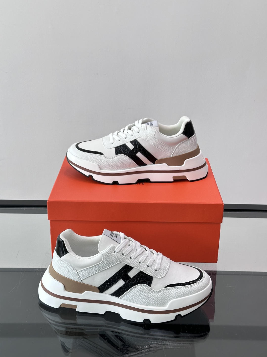 👟Hermès 运动鞋，采用牛皮鞋面 侧面“H”标志超有辨识度✨。橡胶鞋底抓地力强，穿着舒适，日常或轻运动都OK！后跟皮