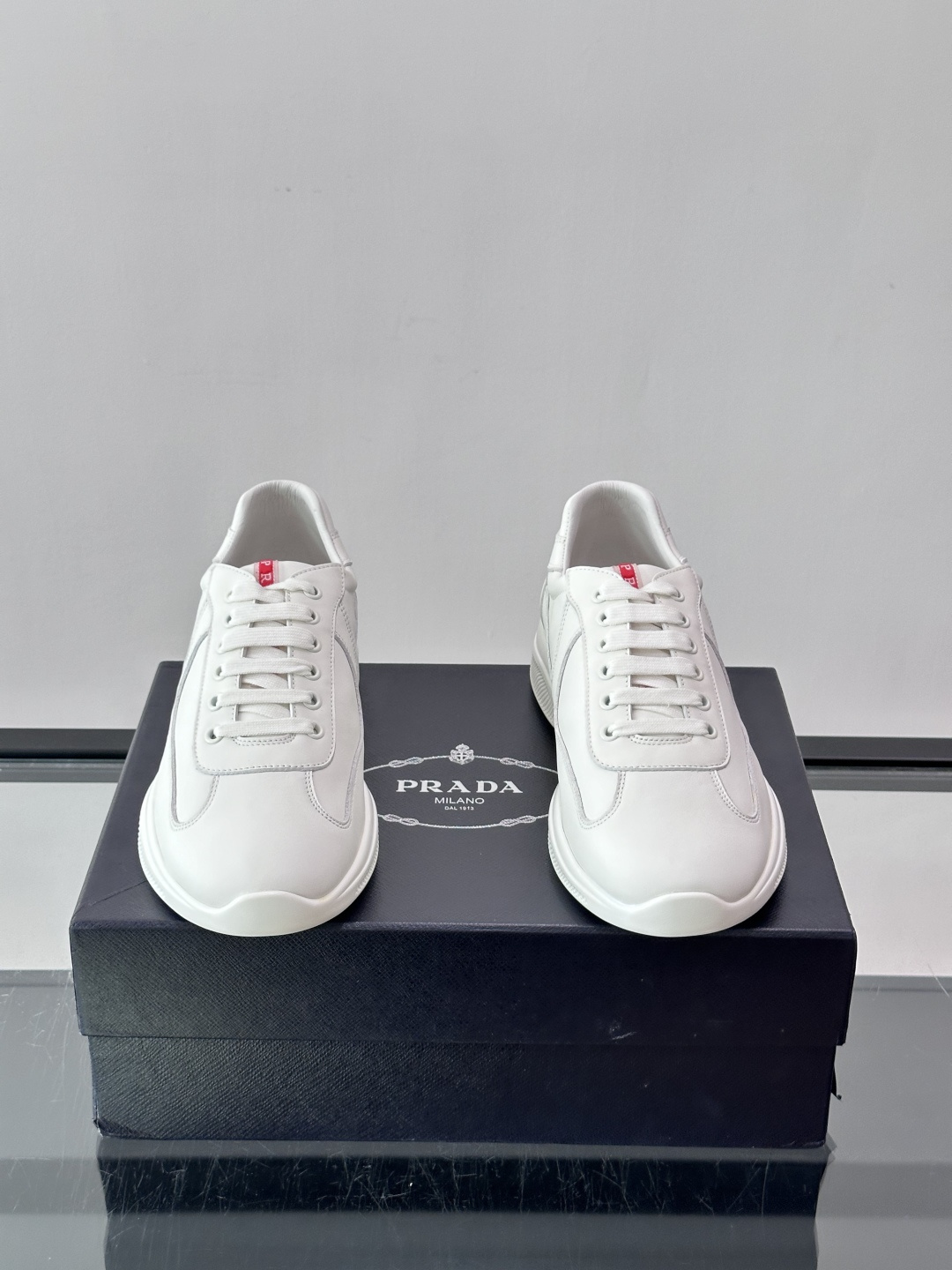 Prada 美洲杯运动鞋​​ ✨Prada美洲杯系列运动鞋，皮革鞋面，光泽感与透气性兼具。低帮设计，橡胶鞋底，舒适又抓地