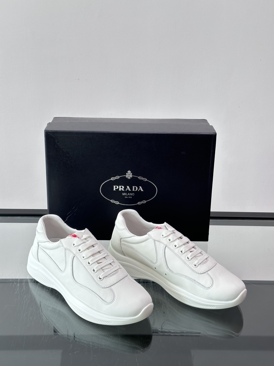 Prada 美洲杯运动鞋​​ ✨Prada美洲杯系列运动鞋，皮革鞋面，光泽感与透气性兼具。低帮设计，橡胶鞋底，舒适又抓地