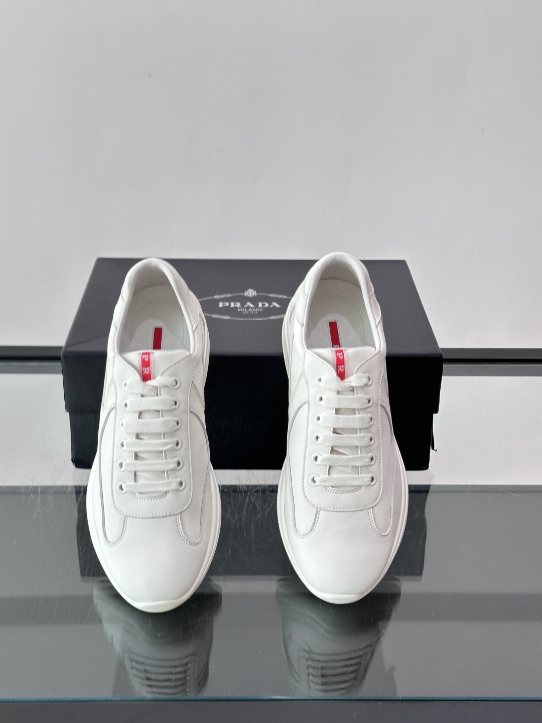 Prada 美洲杯运动鞋​​ ✨Prada美洲杯系列运动鞋，皮革鞋面，光泽感与透气性兼具。低帮设计，橡胶鞋底，舒适又抓地