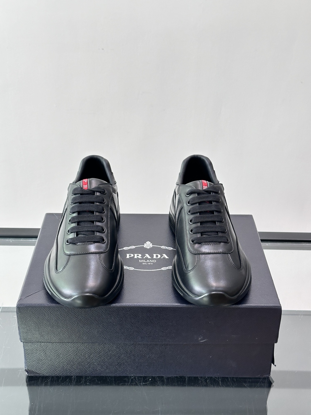 Prada 美洲杯运动鞋​​ ✨Prada美洲杯系列运动鞋，皮革鞋面，光泽感与透气性兼具。低帮设计，橡胶鞋底，舒适又抓地