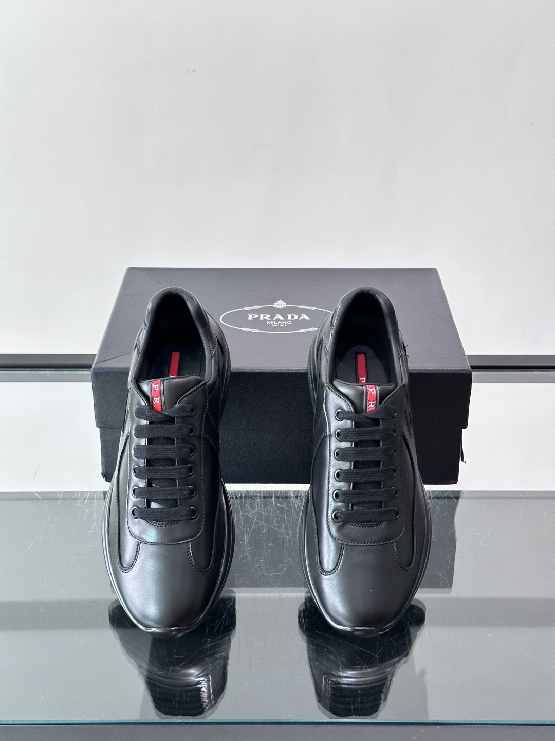 Prada 美洲杯运动鞋​​ ✨Prada美洲杯系列运动鞋，皮革鞋面，光泽感与透气性兼具。低帮设计，橡胶鞋底，舒适又抓地