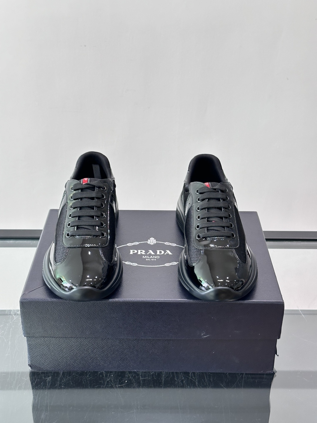 Prada 美洲杯运动鞋​​ ✨Prada美洲杯系列运动鞋，漆皮+网面拼接，光泽感与透气性兼具。低帮设计，白色橡胶鞋底，