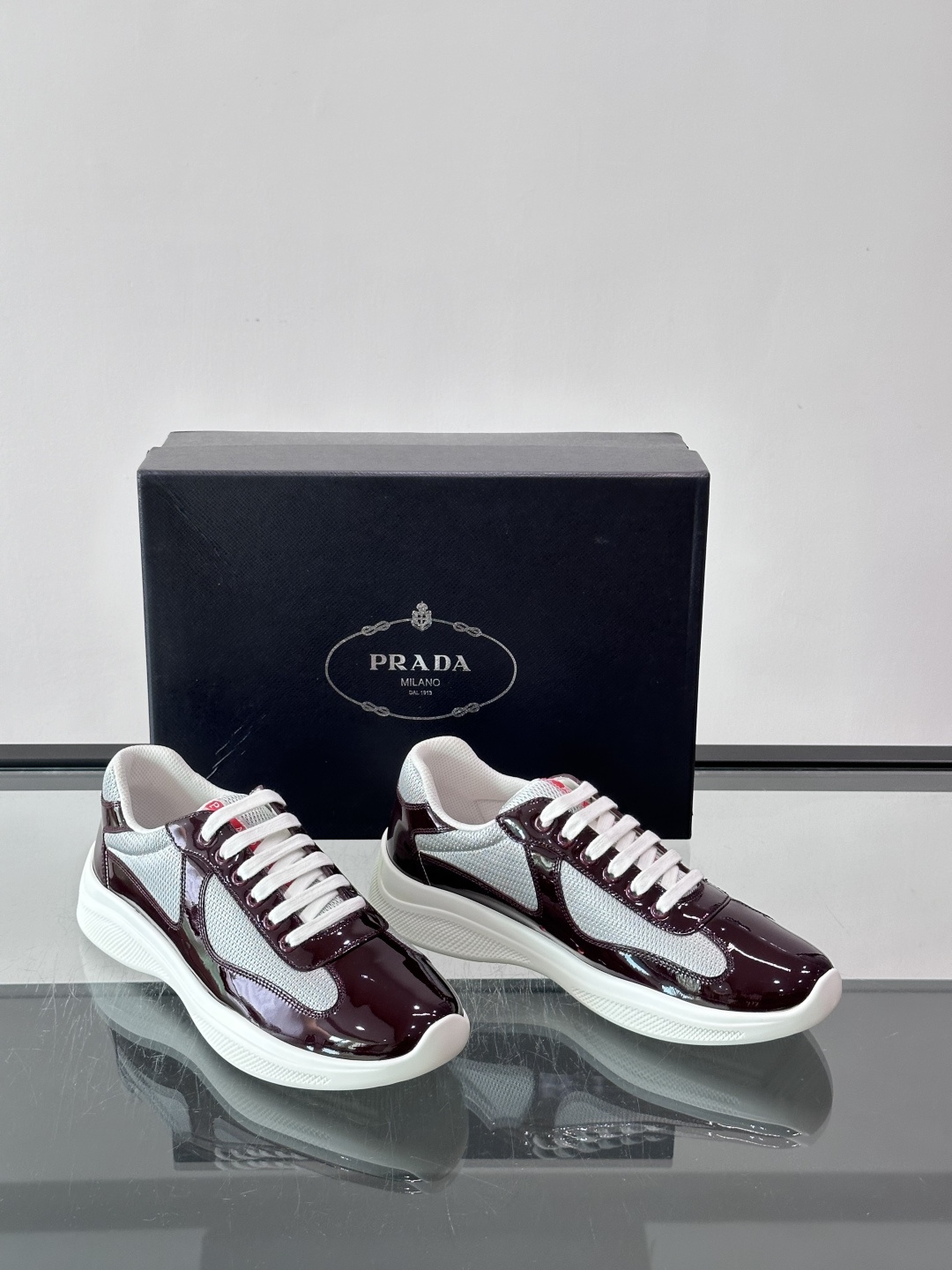 Prada 美洲杯运动鞋 ✨Prada美洲杯系列运动鞋,漆皮+网面拼接,光泽感与透气性兼具。低帮设计,白色橡胶鞋底, Prada 美洲杯运动鞋 ✨Prada美洲杯系列运动鞋,漆皮+网面拼接,光泽感与透气性兼具。低帮设计,白色橡胶鞋底,