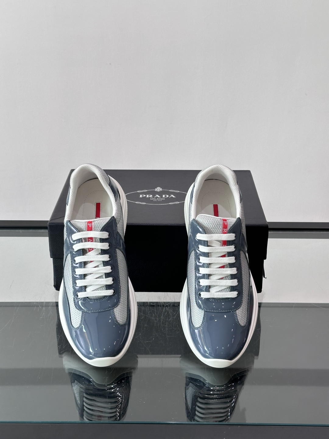 Prada 美洲杯运动鞋​​ ✨Prada美洲杯系列运动鞋，漆皮+网面拼接，光泽感与透气性兼具。低帮设计，白色橡胶鞋底，