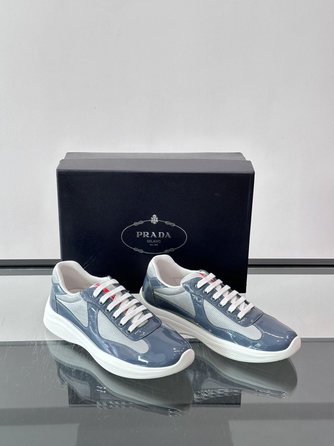 Prada 美洲杯运动鞋​​ ✨Prada美洲杯系列运动鞋，漆皮+网面拼接，光泽感与透气性兼具。低帮设计，白色橡胶鞋底，