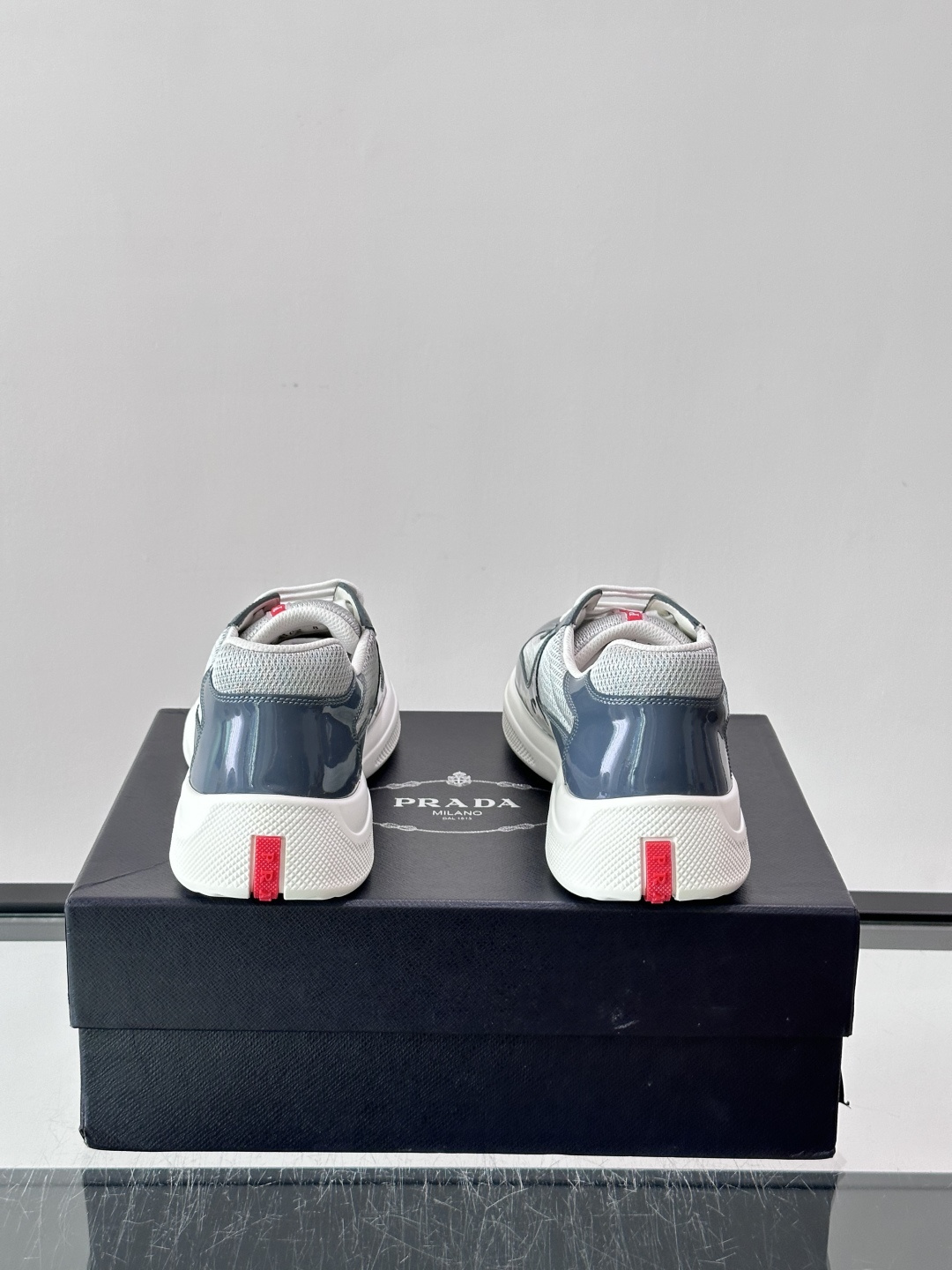 Prada 美洲杯运动鞋​​ ✨Prada美洲杯系列运动鞋，漆皮+网面拼接，光泽感与透气性兼具。低帮设计，白色橡胶鞋底，