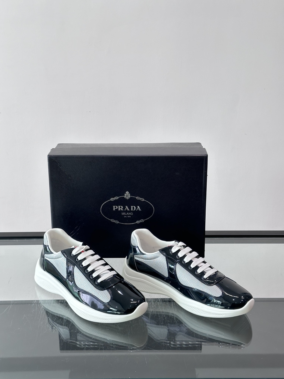 Prada 美洲杯运动鞋 ✨Prada美洲杯系列运动鞋,漆皮+网面拼接,光泽感与透气性兼具。低帮设计,白色橡胶鞋底, Prada 美洲杯运动鞋 ✨Prada美洲杯系列运动鞋,漆皮+网面拼接,光泽感与透气性兼具。低帮设计,白色橡胶鞋底,