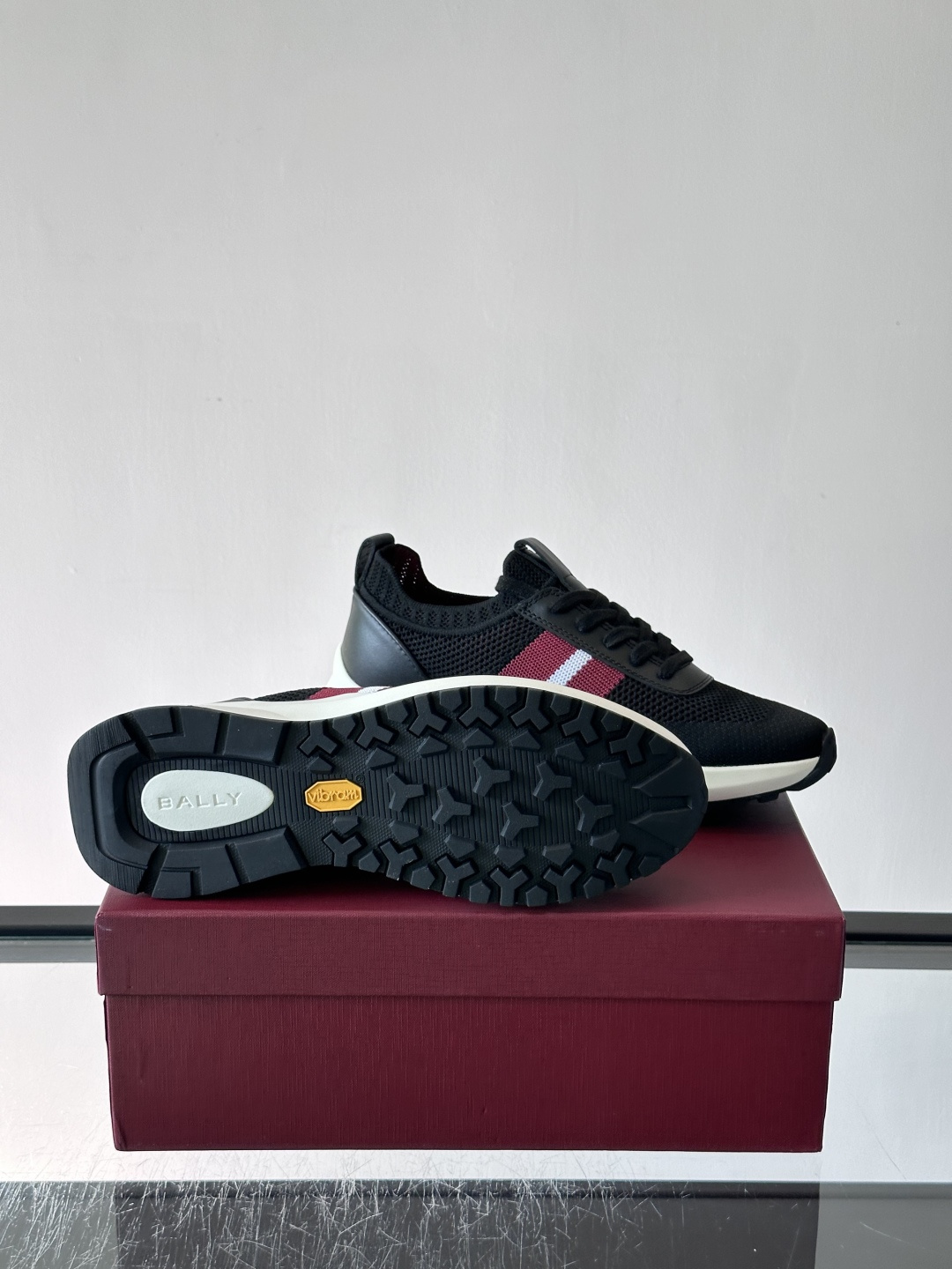 BALLY(巴利)男士针织袜套鞋,飞织网面鞋身,一脚蹬的袜套式设计,厚底,鞋跟处有酒红色提环细节。这款走的是”轻 BALLY(巴利)男士针织袜套鞋,飞织网面鞋身,一脚蹬的袜套式设计,厚底,鞋跟处有酒红色提环细节。这款走的是”轻