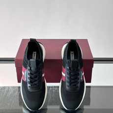 BALLY(巴利)男士针织袜套鞋,飞织网面鞋身,一脚蹬的袜套式设计,厚底,鞋跟处有酒红色提环细节。这款走的是”轻 BALLY(巴利)男士针织袜套鞋,飞织网面鞋身,一脚蹬的袜套式设计,厚底,鞋跟处有酒红色提环细节。这款走的是”轻