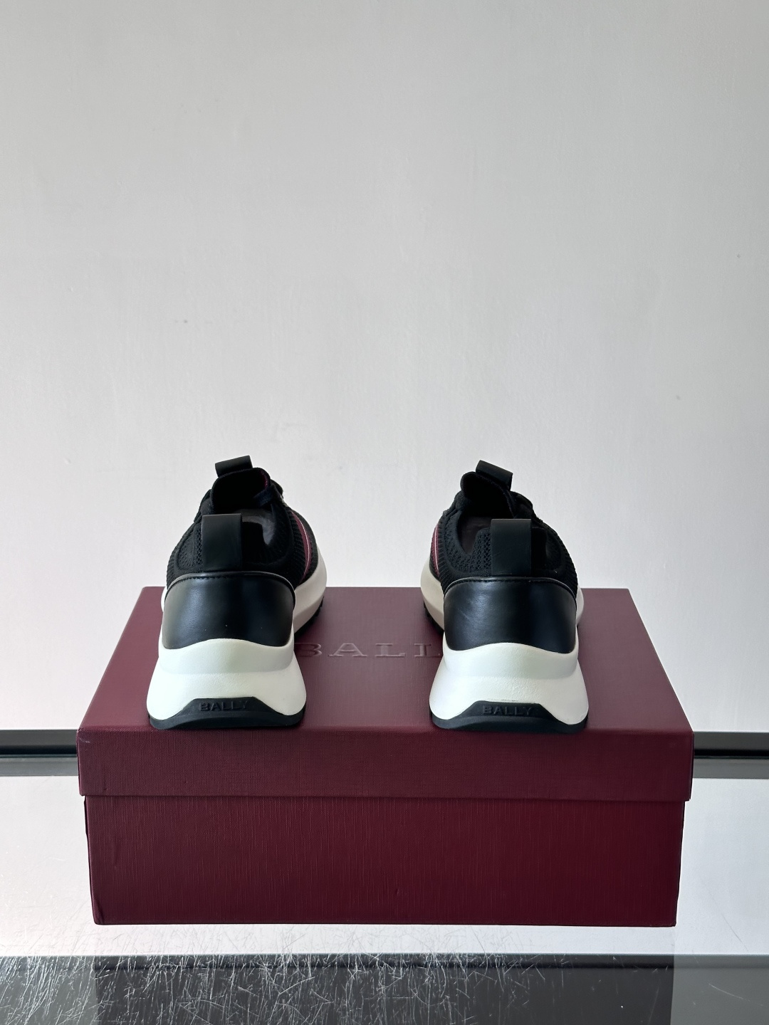BALLY(巴利)男士针织袜套鞋,飞织网面鞋身,一脚蹬的袜套式设计,厚底,鞋跟处有酒红色提环细节。这款走的是”轻 BALLY(巴利)男士针织袜套鞋,飞织网面鞋身,一脚蹬的袜套式设计,厚底,鞋跟处有酒红色提环细节。这款走的是”轻