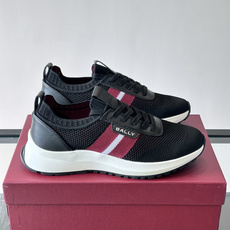 BALLY(巴利)男士针织袜套鞋,飞织网面鞋身,一脚蹬的袜套式设计,厚底,鞋跟处有酒红色提环细节。这款走的是”轻 BALLY(巴利)男士针织袜套鞋,飞织网面鞋身,一脚蹬的袜套式设计,厚底,鞋跟处有酒红色提环细节。这款走的是”轻