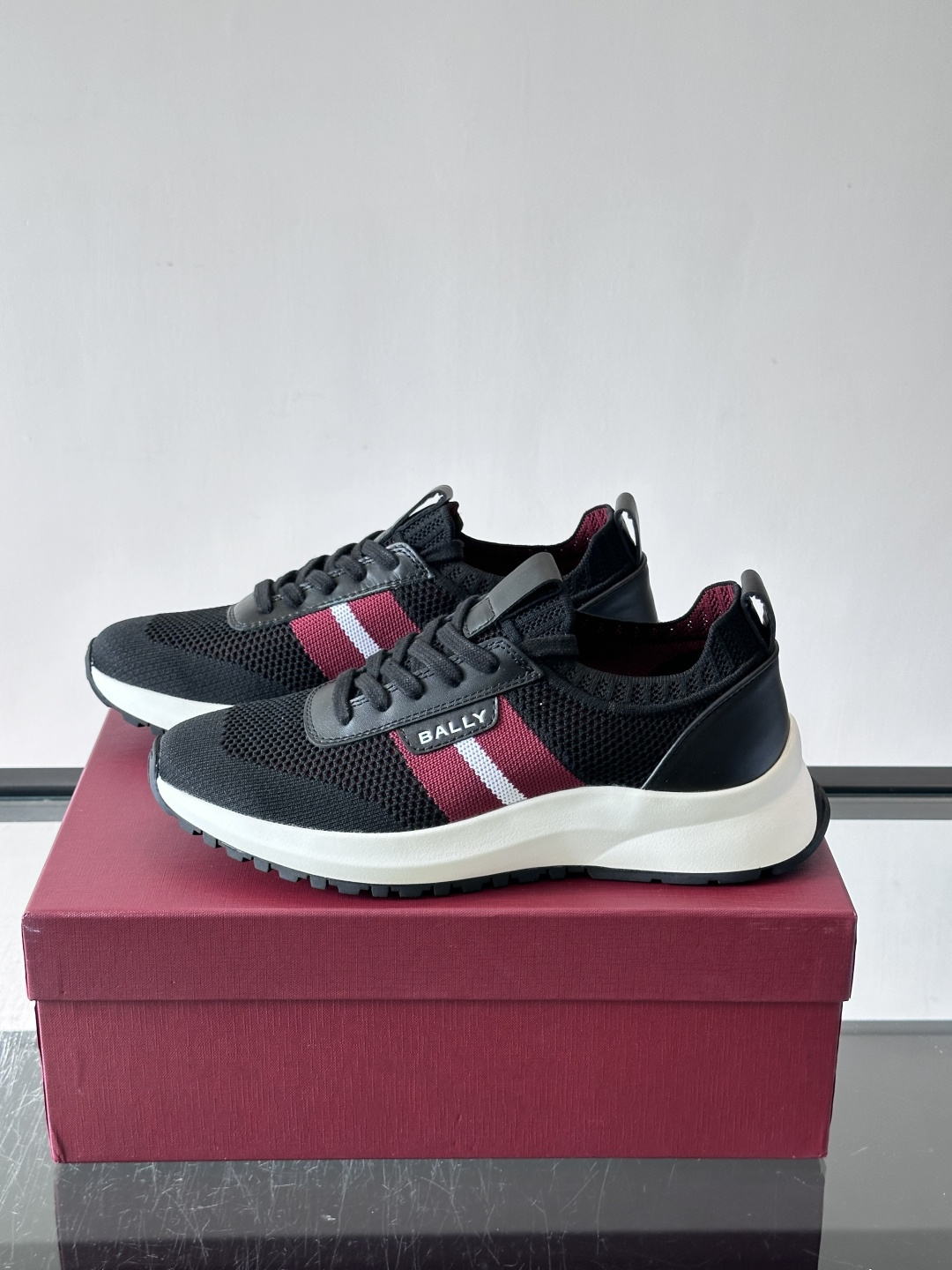 BALLY(巴利)男士针织袜套鞋,飞织网面鞋身,一脚蹬的袜套式设计,厚底,鞋跟处有酒红色提环细节。这款走的是”轻 BALLY(巴利)男士针织袜套鞋,飞织网面鞋身,一脚蹬的袜套式设计,厚底,鞋跟处有酒红色提环细节。这款走的是”轻