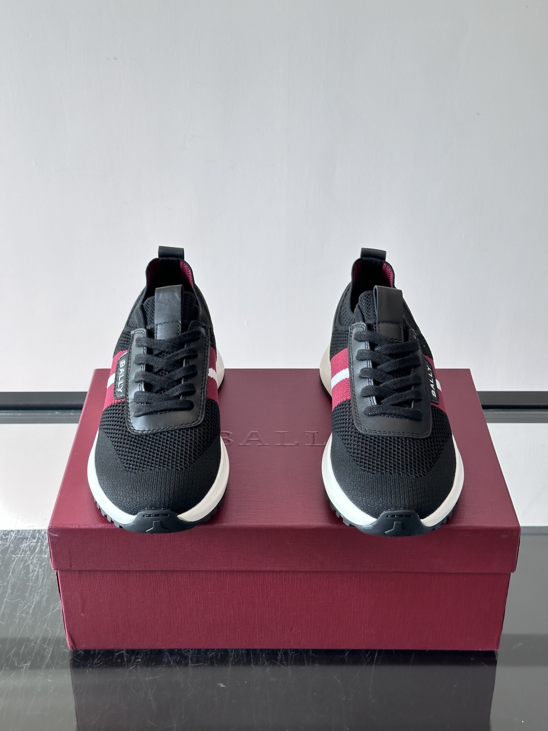 BALLY(巴利)男士针织袜套鞋,飞织网面鞋身,一脚蹬的袜套式设计,厚底,鞋跟处有酒红色提环细节。这款走的是”轻 BALLY(巴利)男士针织袜套鞋,飞织网面鞋身,一脚蹬的袜套式设计,厚底,鞋跟处有酒红色提环细节。这款走的是”轻