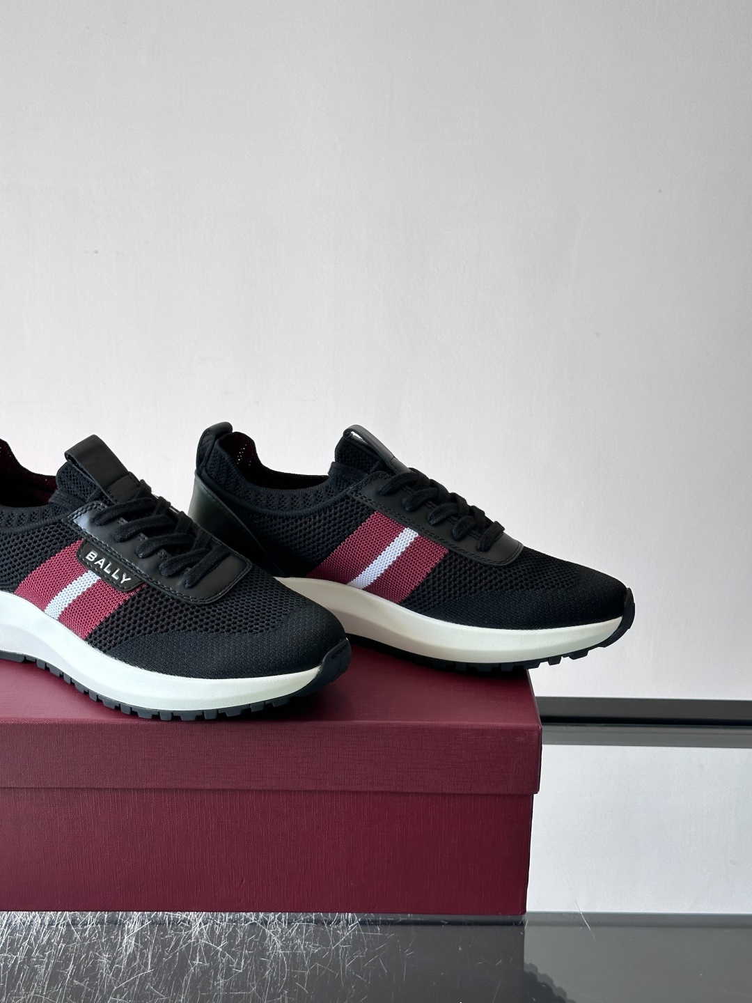 BALLY(巴利)男士针织袜套鞋,飞织网面鞋身,一脚蹬的袜套式设计,厚底,鞋跟处有酒红色提环细节。这款走的是”轻 BALLY(巴利)男士针织袜套鞋,飞织网面鞋身,一脚蹬的袜套式设计,厚底,鞋跟处有酒红色提环细节。这款走的是”轻