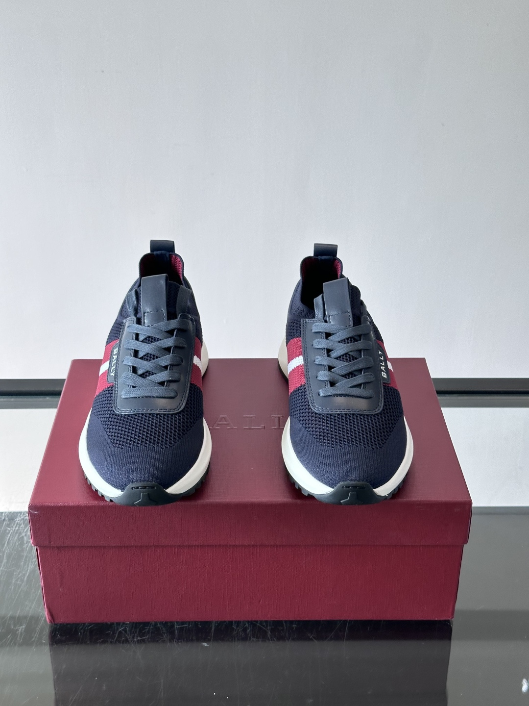 BALLY(巴利)男士针织袜套鞋,飞织网面鞋身,一脚蹬的袜套式设计,厚底,鞋跟处有酒红色提环细节。这款走的是”轻 BALLY(巴利)男士针织袜套鞋,飞织网面鞋身,一脚蹬的袜套式设计,厚底,鞋跟处有酒红色提环细节。这款走的是”轻
