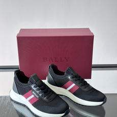 BALLY(巴利)男士针织袜套鞋,飞织网面鞋身,一脚蹬的袜套式设计,厚底,鞋跟处有酒红色提环细节。这款走的是”轻 BALLY(巴利)男士针织袜套鞋,飞织网面鞋身,一脚蹬的袜套式设计,厚底,鞋跟处有酒红色提环细节。这款走的是”轻