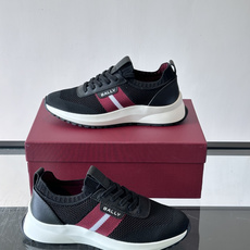 BALLY(巴利)男士针织袜套鞋,飞织网面鞋身,一脚蹬的袜套式设计,厚底,鞋跟处有酒红色提环细节。这款走的是”轻 BALLY(巴利)男士针织袜套鞋,飞织网面鞋身,一脚蹬的袜套式设计,厚底,鞋跟处有酒红色提环细节。这款走的是”轻