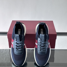 BALLY(巴利)男士针织袜套鞋,飞织网面鞋身,一脚蹬的袜套式设计,厚底,鞋跟处有酒红色提环细节。这款走的是”轻 BALLY(巴利)男士针织袜套鞋,飞织网面鞋身,一脚蹬的袜套式设计,厚底,鞋跟处有酒红色提环细节。这款走的是”轻
