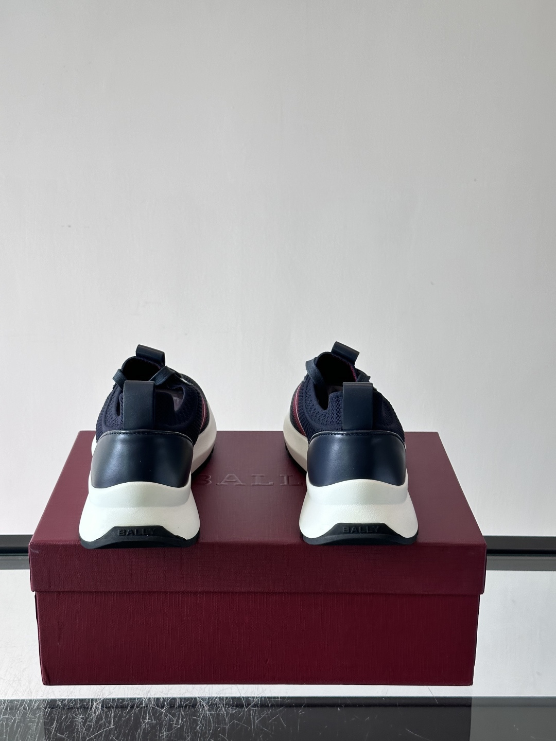 BALLY(巴利)男士针织袜套鞋,飞织网面鞋身,一脚蹬的袜套式设计,厚底,鞋跟处有酒红色提环细节。这款走的是”轻 BALLY(巴利)男士针织袜套鞋,飞织网面鞋身,一脚蹬的袜套式设计,厚底,鞋跟处有酒红色提环细节。这款走的是”轻