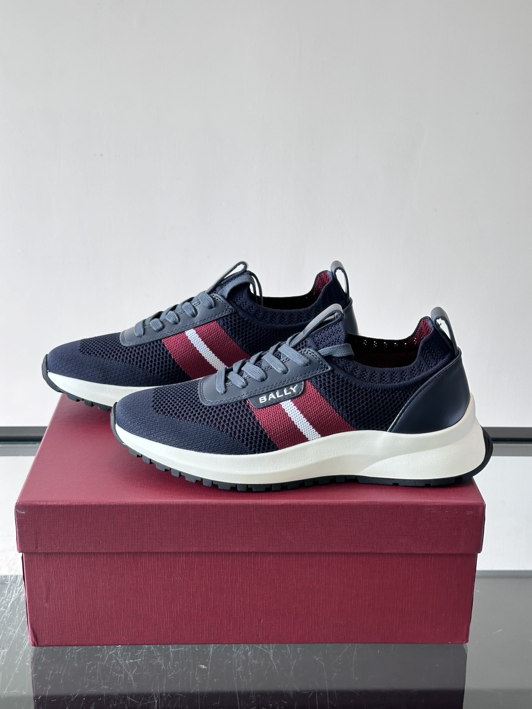 BALLY(巴利)男士针织袜套鞋,飞织网面鞋身,一脚蹬的袜套式设计,厚底,鞋跟处有酒红色提环细节。这款走的是”轻 BALLY(巴利)男士针织袜套鞋,飞织网面鞋身,一脚蹬的袜套式设计,厚底,鞋跟处有酒红色提环细节。这款走的是”轻