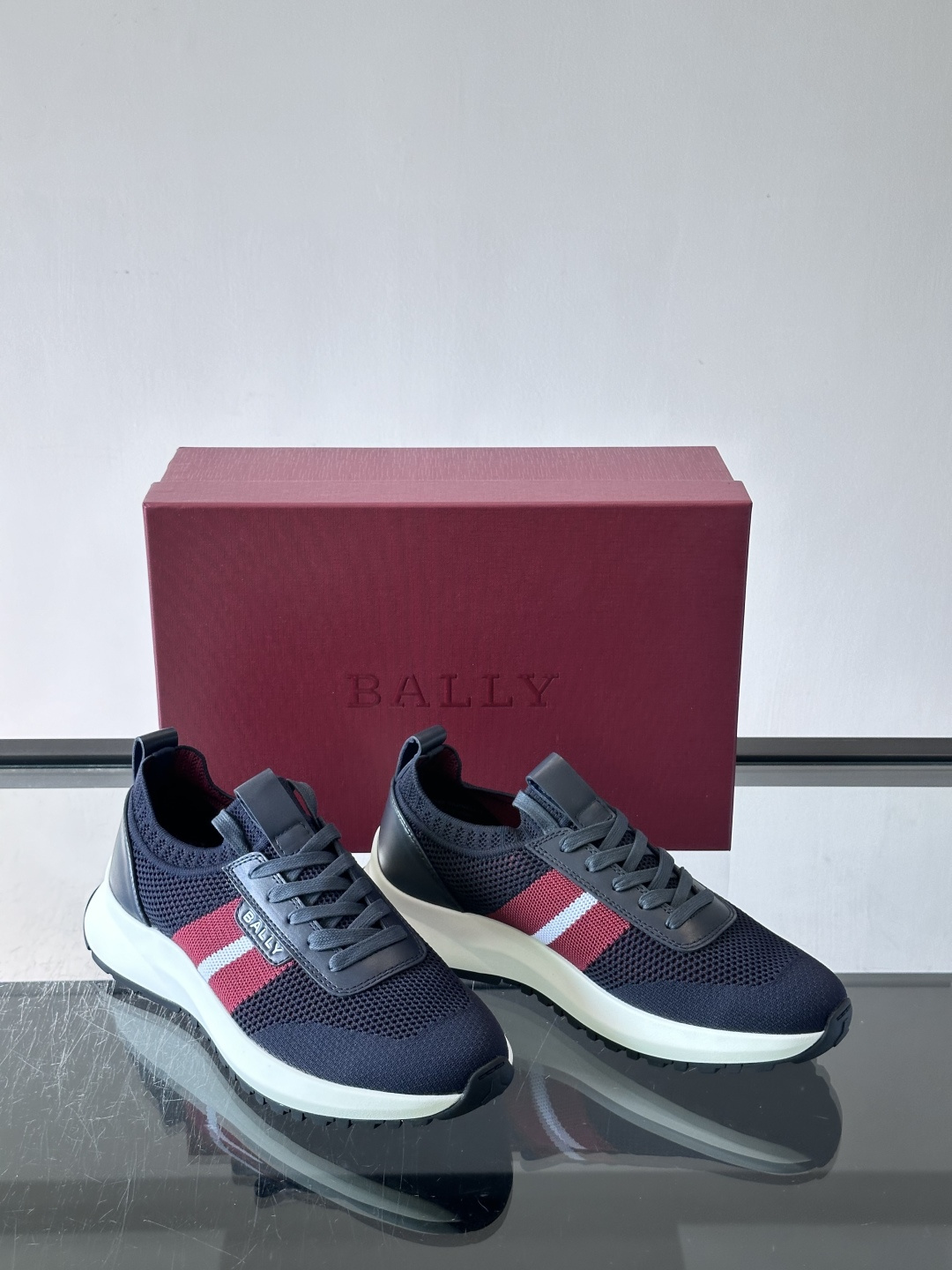 BALLY(巴利)男士针织袜套鞋,飞织网面鞋身,一脚蹬的袜套式设计,厚底,鞋跟处有酒红色提环细节。这款走的是”轻 BALLY(巴利)男士针织袜套鞋,飞织网面鞋身,一脚蹬的袜套式设计,厚底,鞋跟处有酒红色提环细节。这款走的是”轻