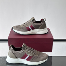 BALLY(巴利)男士针织袜套鞋,飞织网面鞋身,一脚蹬的袜套式设计,厚底,鞋跟处有酒红色提环细节。这款走的是”轻 BALLY(巴利)男士针织袜套鞋,飞织网面鞋身,一脚蹬的袜套式设计,厚底,鞋跟处有酒红色提环细节。这款走的是”轻