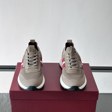 BALLY(巴利)男士针织袜套鞋,飞织网面鞋身,一脚蹬的袜套式设计,厚底,鞋跟处有酒红色提环细节。这款走的是”轻 BALLY(巴利)男士针织袜套鞋,飞织网面鞋身,一脚蹬的袜套式设计,厚底,鞋跟处有酒红色提环细节。这款走的是”轻