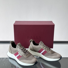 BALLY(巴利)男士针织袜套鞋,飞织网面鞋身,一脚蹬的袜套式设计,厚底,鞋跟处有酒红色提环细节。这款走的是”轻 BALLY(巴利)男士针织袜套鞋,飞织网面鞋身,一脚蹬的袜套式设计,厚底,鞋跟处有酒红色提环细节。这款走的是”轻