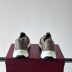 BALLY(巴利)男士针织袜套鞋,飞织网面鞋身,一脚蹬的袜套式设计,厚底,鞋跟处有酒红色提环细节。这款走的是”轻 BALLY(巴利)男士针织袜套鞋,飞织网面鞋身,一脚蹬的袜套式设计,厚底,鞋跟处有酒红色提环细节。这款走的是”轻