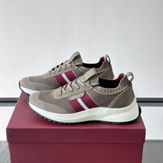 BALLY(巴利)男士针织袜套鞋,飞织网面鞋身,一脚蹬的袜套式设计,厚底,鞋跟处有酒红色提环细节。这款走的是”轻 BALLY(巴利)男士针织袜套鞋,飞织网面鞋身,一脚蹬的袜套式设计,厚底,鞋跟处有酒红色提环细节。这款走的是”轻