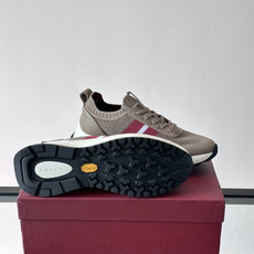 BALLY(巴利)男士针织袜套鞋,飞织网面鞋身,一脚蹬的袜套式设计,厚底,鞋跟处有酒红色提环细节。这款走的是”轻 BALLY(巴利)男士针织袜套鞋,飞织网面鞋身,一脚蹬的袜套式设计,厚底,鞋跟处有酒红色提环细节。这款走的是”轻