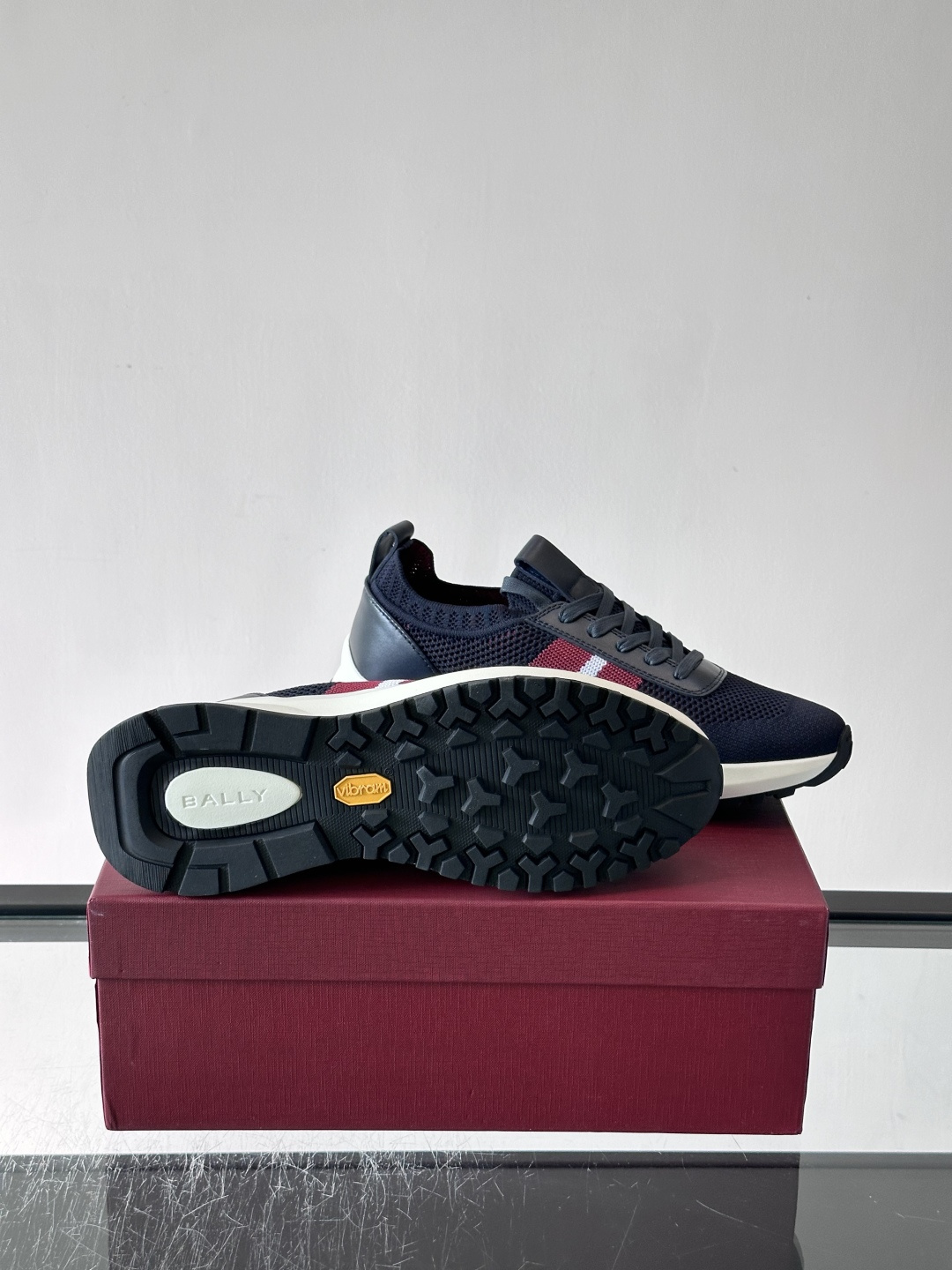 BALLY(巴利)男士针织袜套鞋,飞织网面鞋身,一脚蹬的袜套式设计,厚底,鞋跟处有酒红色提环细节。这款走的是”轻 BALLY(巴利)男士针织袜套鞋,飞织网面鞋身,一脚蹬的袜套式设计,厚底,鞋跟处有酒红色提环细节。这款走的是”轻