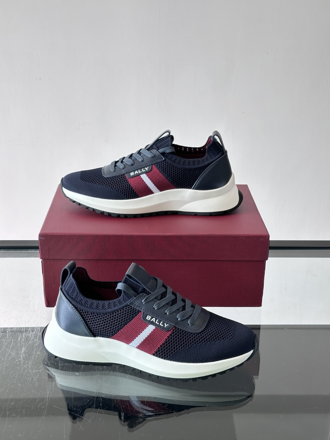 BALLY(巴利)男士针织袜套鞋,飞织网面鞋身,一脚蹬的袜套式设计,厚底,鞋跟处有酒红色提环细节。这款走的是”轻 BALLY(巴利)男士针织袜套鞋,飞织网面鞋身,一脚蹬的袜套式设计,厚底,鞋跟处有酒红色提环细节。这款走的是”轻