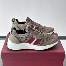 BALLY(巴利)男士针织袜套鞋,飞织网面鞋身,一脚蹬的袜套式设计,厚底,鞋跟处有酒红色提环细节。这款走的是”轻 BALLY(巴利)男士针织袜套鞋,飞织网面鞋身,一脚蹬的袜套式设计,厚底,鞋跟处有酒红色提环细节。这款走的是”轻