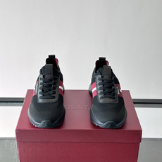 BALLY(巴利)男士针织袜套鞋,飞织网面鞋身,一脚蹬的袜套式设计,厚底,鞋跟处有酒红色提环细节。这款走的是”轻 BALLY(巴利)男士针织袜套鞋,飞织网面鞋身,一脚蹬的袜套式设计,厚底,鞋跟处有酒红色提环细节。这款走的是”轻