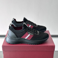 BALLY(巴利)男士针织袜套鞋,飞织网面鞋身,一脚蹬的袜套式设计,厚底,鞋跟处有酒红色提环细节。这款走的是”轻 BALLY(巴利)男士针织袜套鞋,飞织网面鞋身,一脚蹬的袜套式设计,厚底,鞋跟处有酒红色提环细节。这款走的是”轻