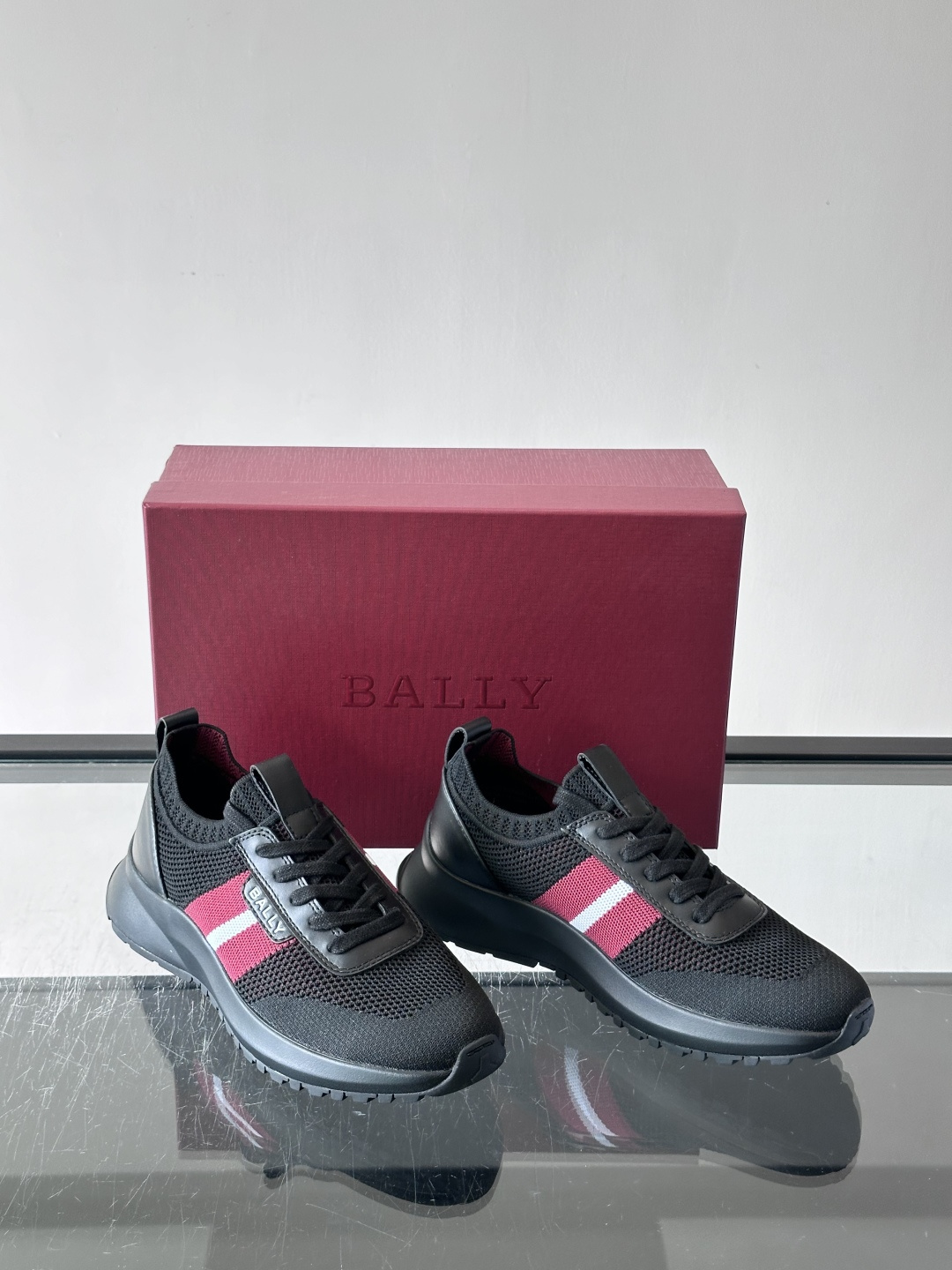 BALLY(巴利)男士针织袜套鞋,飞织网面鞋身,一脚蹬的袜套式设计,厚底,鞋跟处有酒红色提环细节。这款走的是”轻 BALLY(巴利)男士针织袜套鞋,飞织网面鞋身,一脚蹬的袜套式设计,厚底,鞋跟处有酒红色提环细节。这款走的是”轻