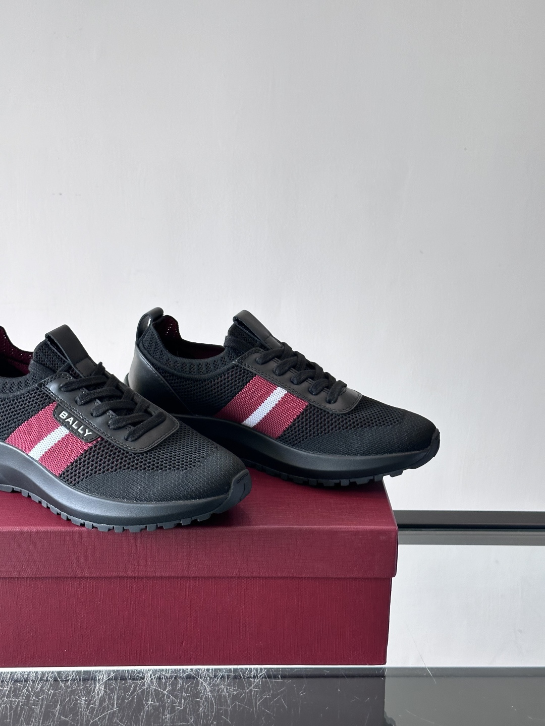 BALLY(巴利)男士针织袜套鞋,飞织网面鞋身,一脚蹬的袜套式设计,厚底,鞋跟处有酒红色提环细节。这款走的是”轻 BALLY(巴利)男士针织袜套鞋,飞织网面鞋身,一脚蹬的袜套式设计,厚底,鞋跟处有酒红色提环细节。这款走的是”轻