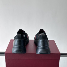 BALLY(巴利)男士针织袜套鞋,飞织网面鞋身,一脚蹬的袜套式设计,厚底,鞋跟处有酒红色提环细节。这款走的是”轻 BALLY(巴利)男士针织袜套鞋,飞织网面鞋身,一脚蹬的袜套式设计,厚底,鞋跟处有酒红色提环细节。这款走的是”轻
