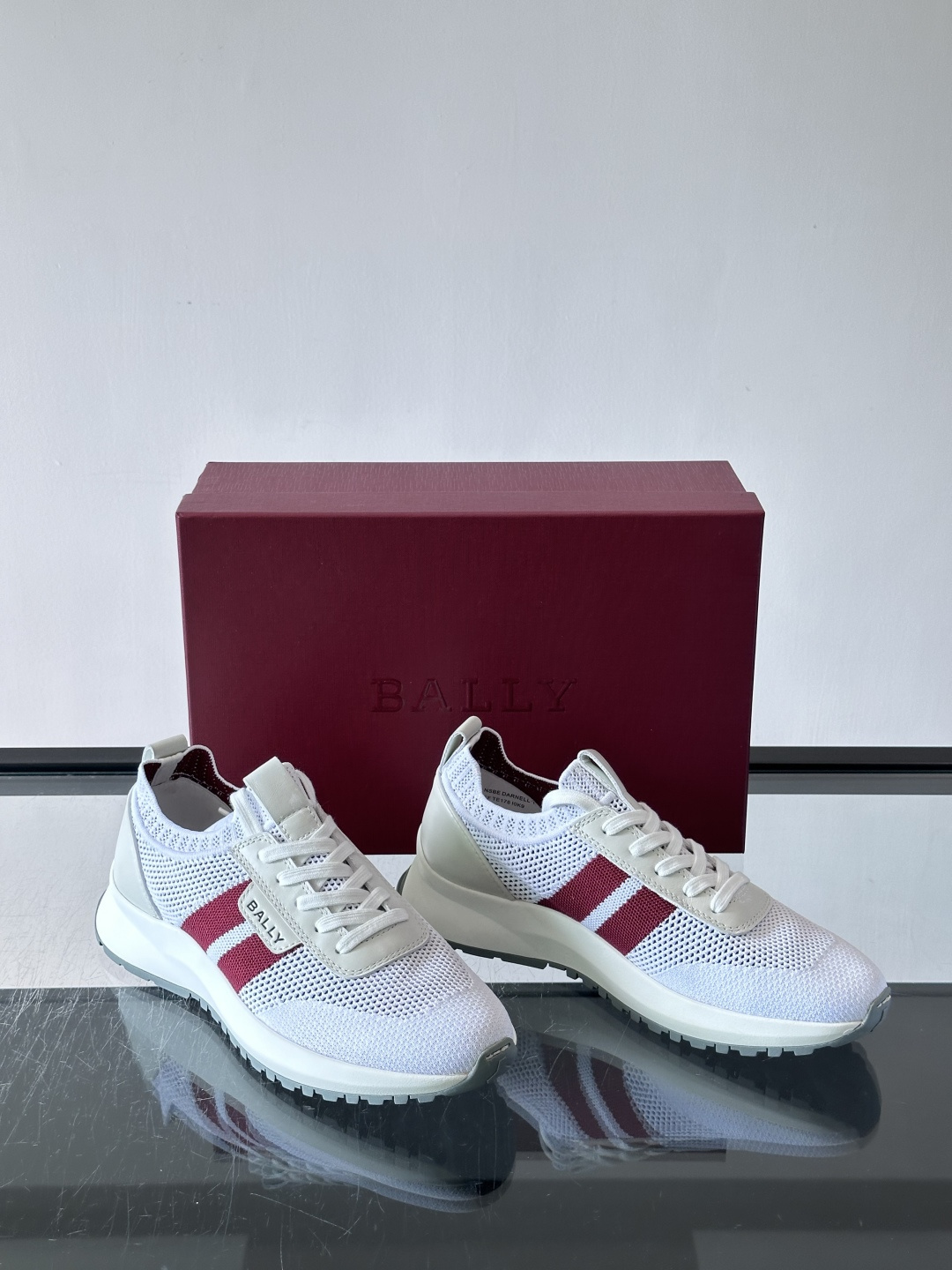 ​​BALLY（巴利）男士针织袜套鞋​​，飞织网面鞋身，一脚蹬的袜套式设计，厚底，鞋跟处有酒红色提环细节。这款走的是”轻