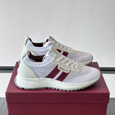 BALLY(巴利)男士针织袜套鞋,飞织网面鞋身,一脚蹬的袜套式设计,厚底,鞋跟处有酒红色提环细节。这款走的是”轻 BALLY(巴利)男士针织袜套鞋,飞织网面鞋身,一脚蹬的袜套式设计,厚底,鞋跟处有酒红色提环细节。这款走的是”轻