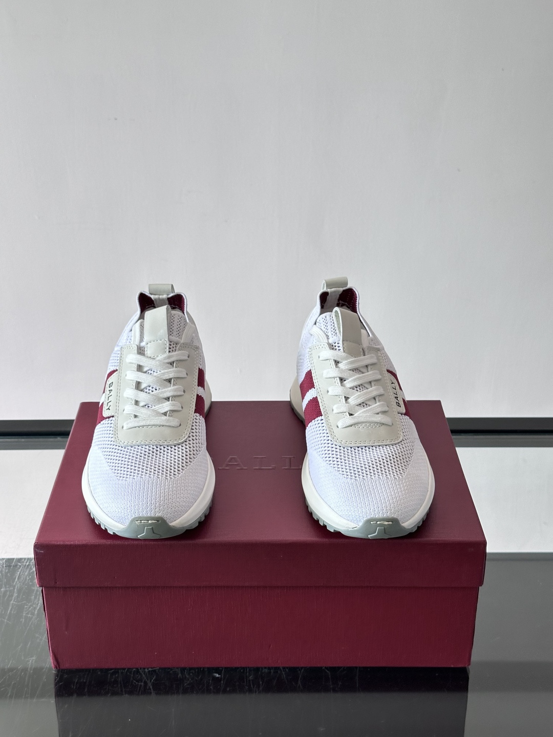 ​​BALLY（巴利）男士针织袜套鞋​​，飞织网面鞋身，一脚蹬的袜套式设计，厚底，鞋跟处有酒红色提环细节。这款走的是”轻