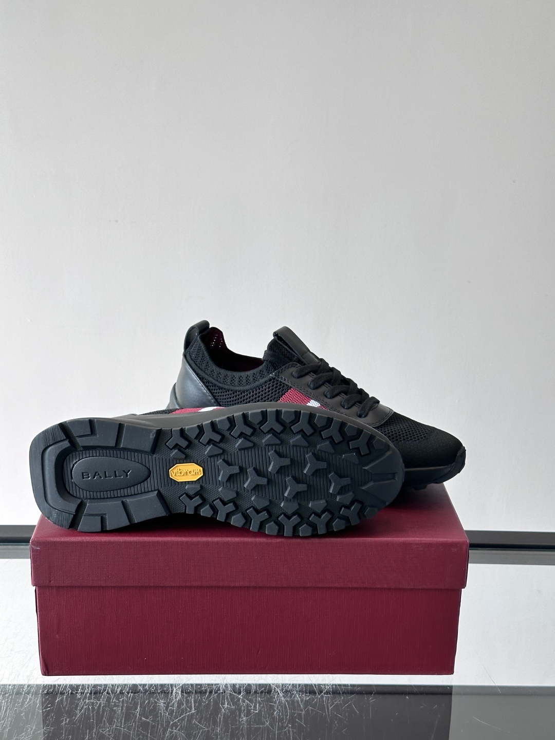 BALLY(巴利)男士针织袜套鞋,飞织网面鞋身,一脚蹬的袜套式设计,厚底,鞋跟处有酒红色提环细节。这款走的是”轻 BALLY(巴利)男士针织袜套鞋,飞织网面鞋身,一脚蹬的袜套式设计,厚底,鞋跟处有酒红色提环细节。这款走的是”轻