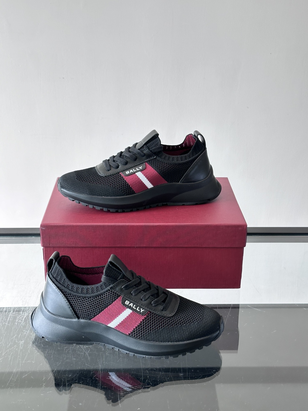 BALLY(巴利)男士针织袜套鞋,飞织网面鞋身,一脚蹬的袜套式设计,厚底,鞋跟处有酒红色提环细节。这款走的是”轻 BALLY(巴利)男士针织袜套鞋,飞织网面鞋身,一脚蹬的袜套式设计,厚底,鞋跟处有酒红色提环细节。这款走的是”轻