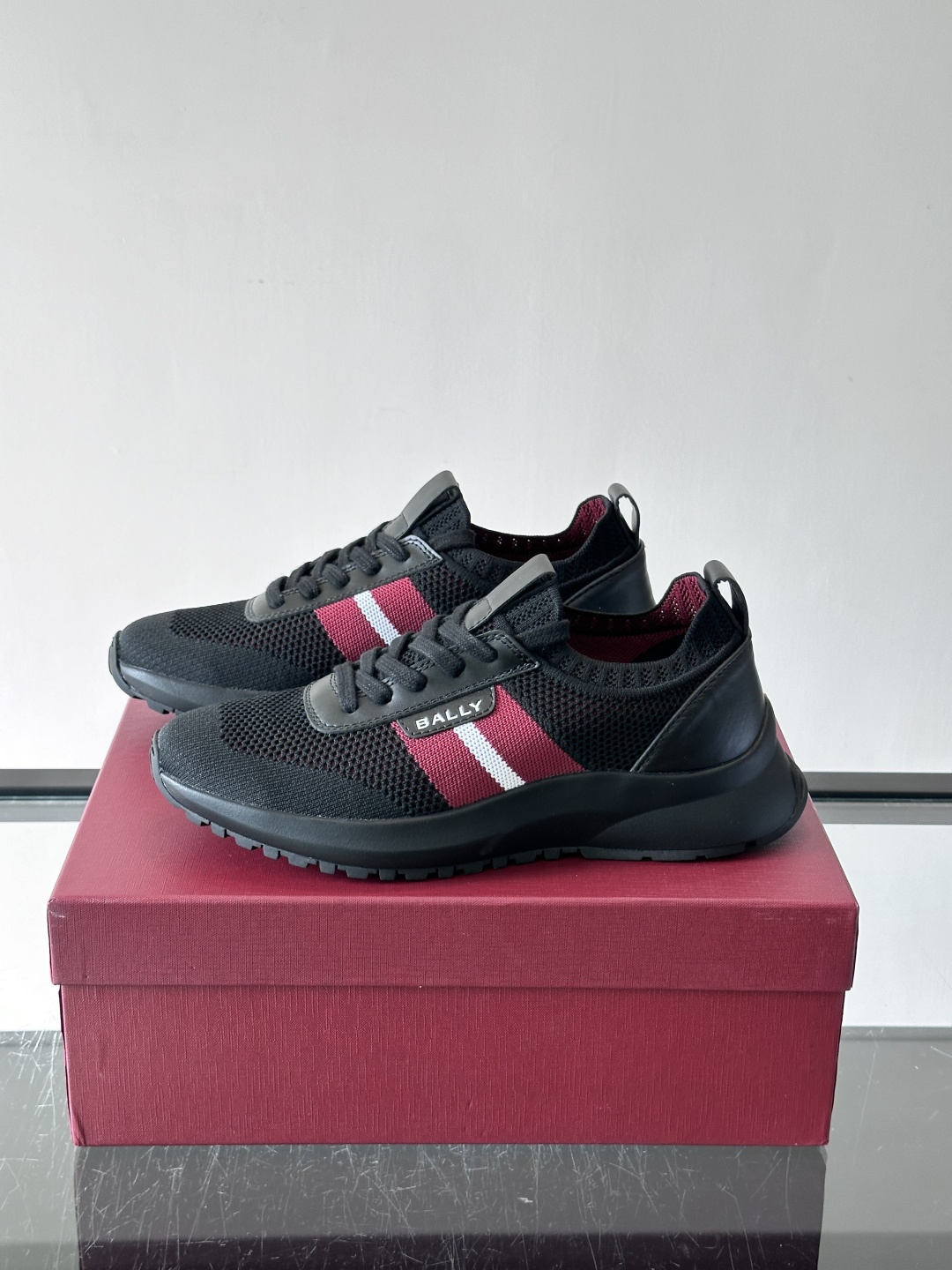 BALLY(巴利)男士针织袜套鞋,飞织网面鞋身,一脚蹬的袜套式设计,厚底,鞋跟处有酒红色提环细节。这款走的是”轻 BALLY(巴利)男士针织袜套鞋,飞织网面鞋身,一脚蹬的袜套式设计,厚底,鞋跟处有酒红色提环细节。这款走的是”轻